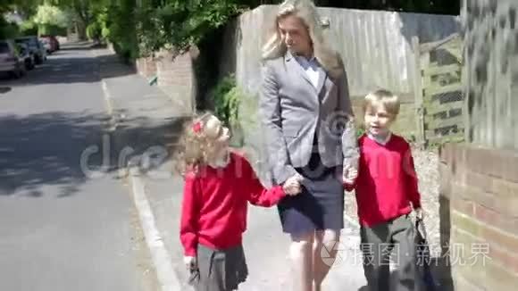 母亲带着孩子在工作途中步行上学