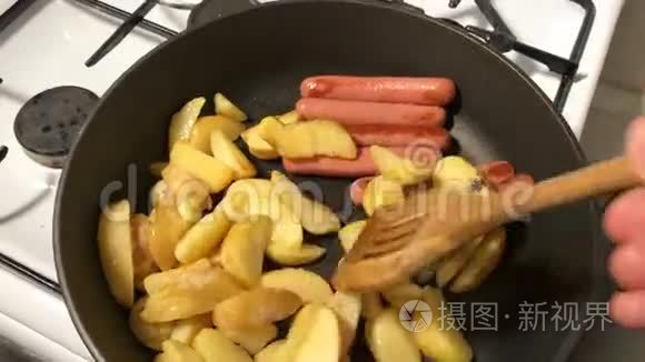 锅里炸土豆片视频