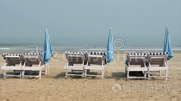 带伞的椅子靠近海滩