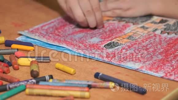 幼儿用粉笔和铅笔绘画视频