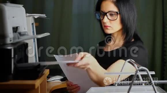 女人在用电脑工作