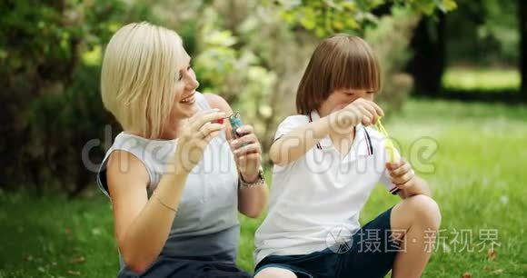 唐氏综合症男孩和母亲在公园视频