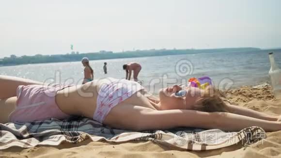 躺在海滩上的年轻女人