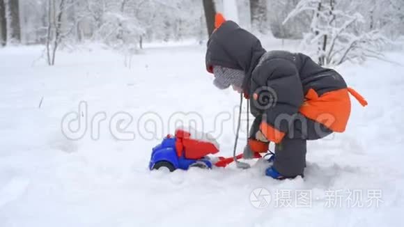 可爱的孩子玩雪视频