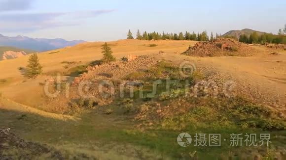 黎明时分库雷山脉全景