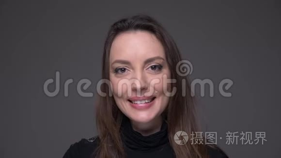 成年白种人女性面部特写镜头，用欢快的面部表情看镜头