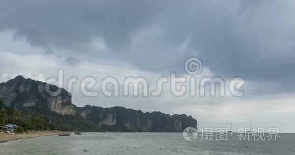 时间流逝的雨云在海滩和海洋景观与船。 海洋中的热带风暴。