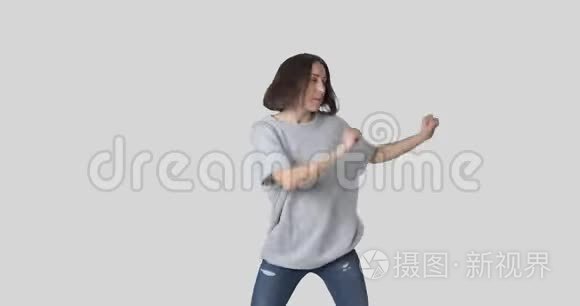 女人在白色背景下跳舞