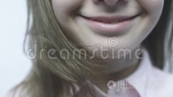 微笑特写在一个年轻女孩的脸上