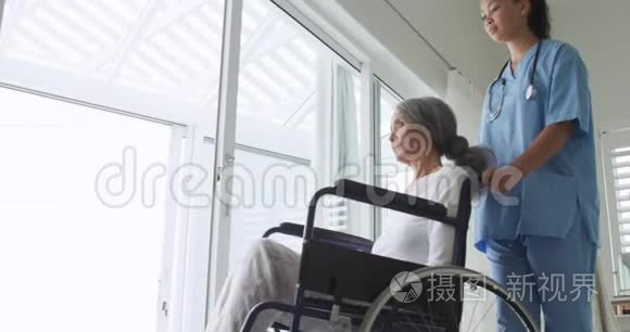 坐轮椅的成熟女人和护士视频
