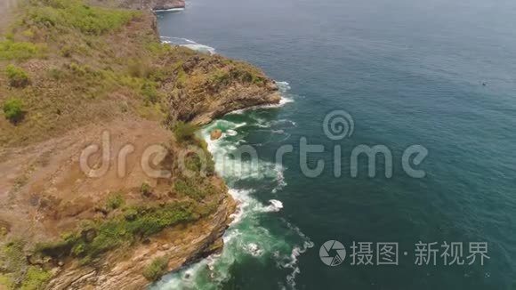 带海洋冲浪的洛基海岸