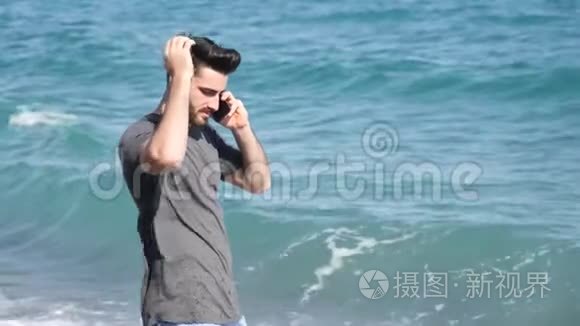 在海边玩手机的年轻人视频