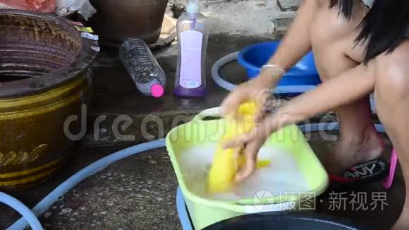 泰国妇女在蜡染后洗衣服视频