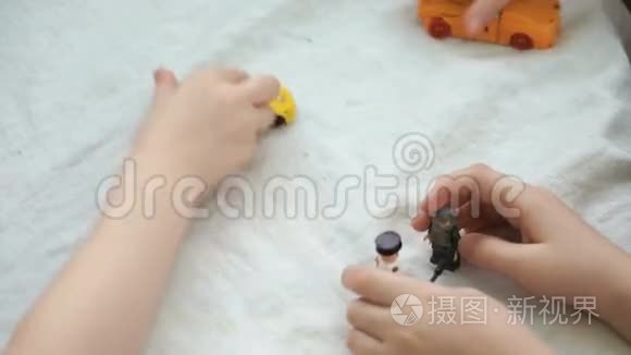 在幼儿园玩小玩具车的男孩视频