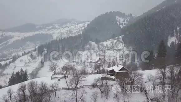 喀尔巴阡山上白雪覆盖着平静舒适的童话村庄克里沃维尼亚，鸟瞰