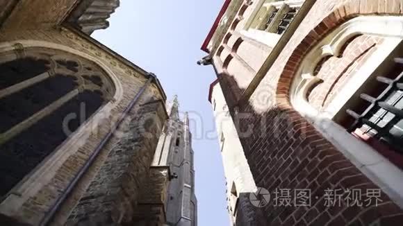 在中世纪建筑之间视频