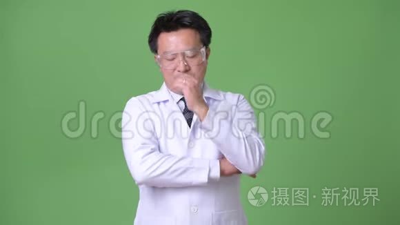 成年日本男子医生戴防护眼镜视频