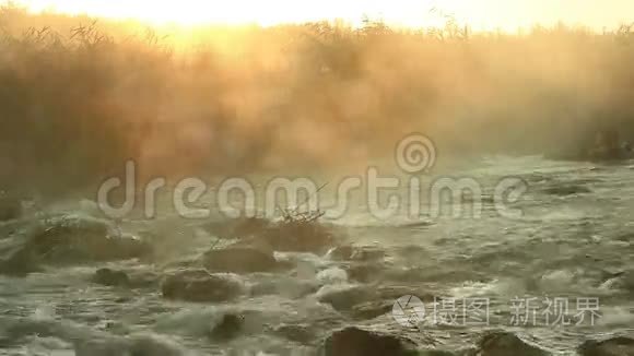 黎明在奔腾的河流上