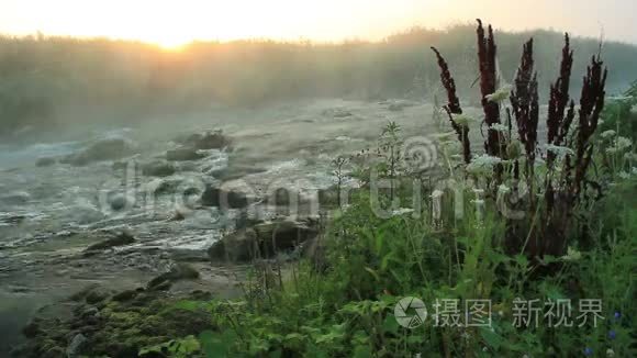 黎明在奔腾的河流上