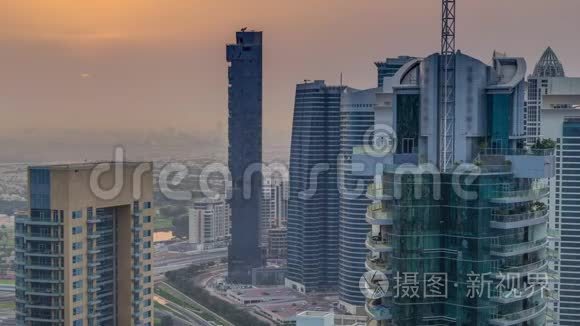 迪拜海滨时代日出的空中俯视图。 现代化的塔楼和道路上的交通