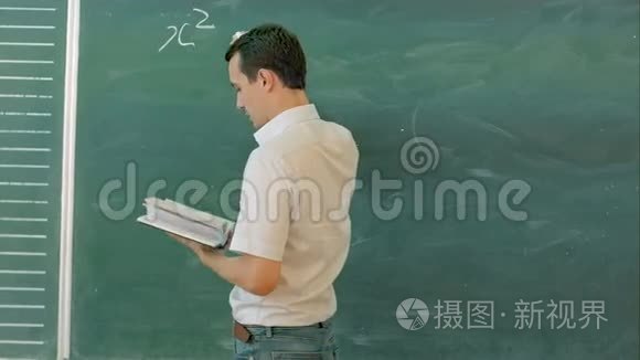 在数学课上大学生在黑板上写字视频