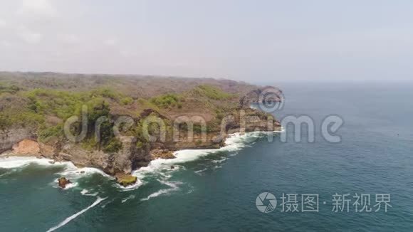 带海洋冲浪的洛基海岸