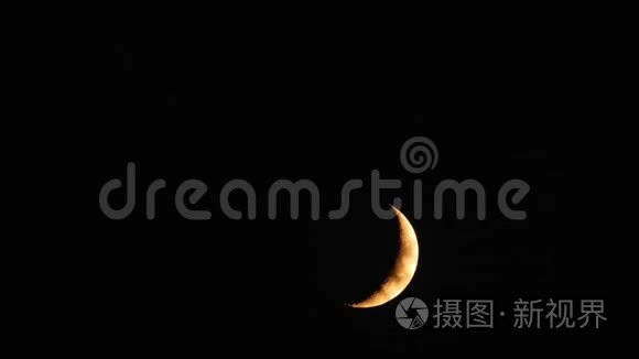 夜晚满月与云实时。 黑色天空中的4K视频满月。 云在夜晚经过月亮。 夜空中有一个