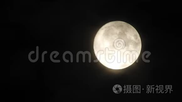 夜晚满月与云实时。 黑色天空中的4K视频满月。 云在夜晚经过月亮。 夜空中有一个