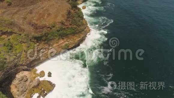 带海洋冲浪的洛基海岸