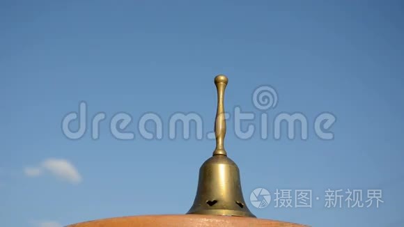 老式黄铜钟在手和天空背景视频