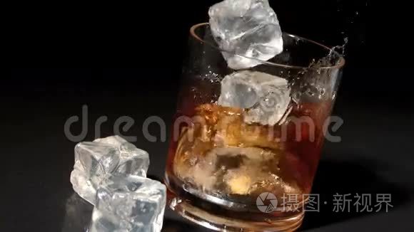 冰块掉进威士忌和冰块里