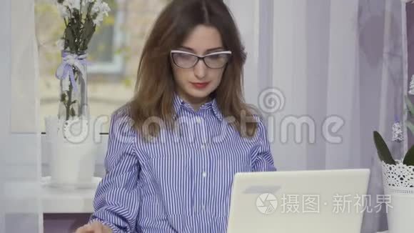 女人用笔记本电脑工作