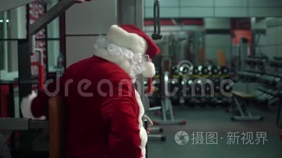 圣诞老人在体育馆训练视频