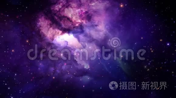 通过恒星星云和宇宙尘埃、宇宙气体团和深空的星座飞行