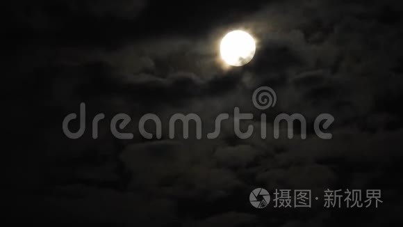 夜晚满月与云实时。 黑色天空中的4K视频满月。 云在夜晚经过月亮。 夜空中有一个