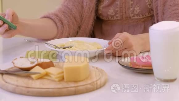 女人在厨房吃早餐视频