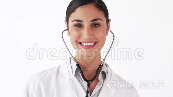 微笑医生拿着听诊器显示各种图标
