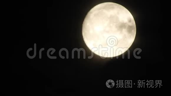 夜晚满月与云实时。 黑色天空中的4K视频满月。 云在夜晚经过月亮。 夜空中有一个