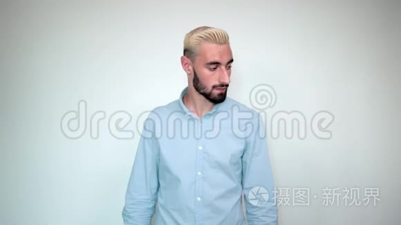 金发黑胡子白底的男人流露出感情