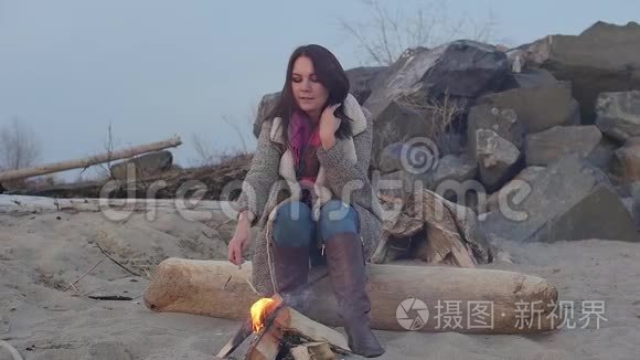 晚上坐在火炉旁的年轻女子视频