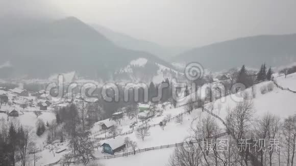 喀尔巴阡山上白雪覆盖着平静舒适的童话村庄克里沃维尼亚，鸟瞰