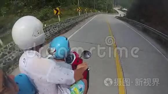 一个幸福的家庭在热带骑摩托车视频
