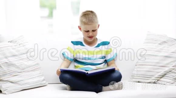 微笑的小学生在家看书
