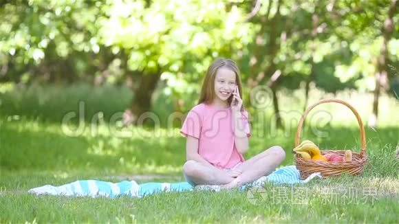 公园里瑜伽位置的小女孩。
