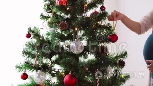 在家装饰圣诞树的孕妇视频