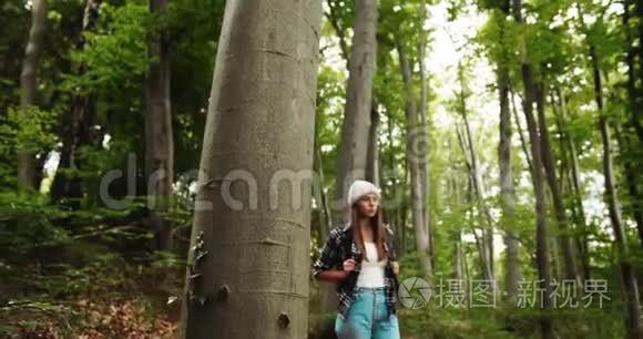 带背包的女游客在森林里散步