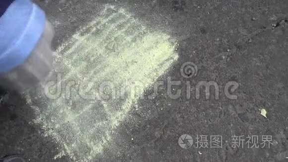 婴儿用彩色粉笔画在人行道上视频