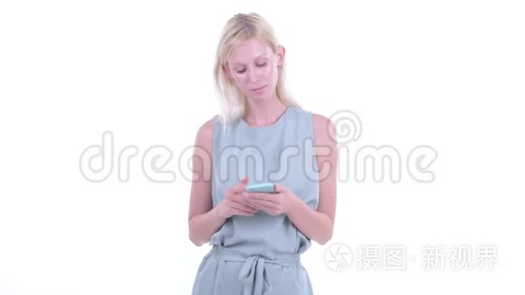 快乐年轻漂亮的金发女人在电话里说话