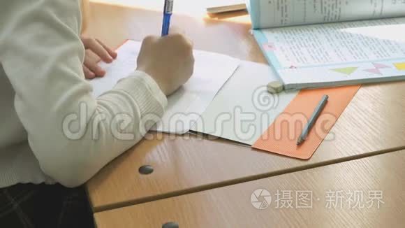 女学生用钢笔在复印本上写课文视频