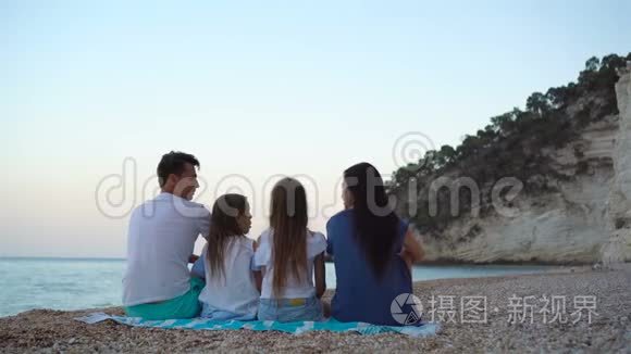 暑假期间在海滩上的幸福家庭视频